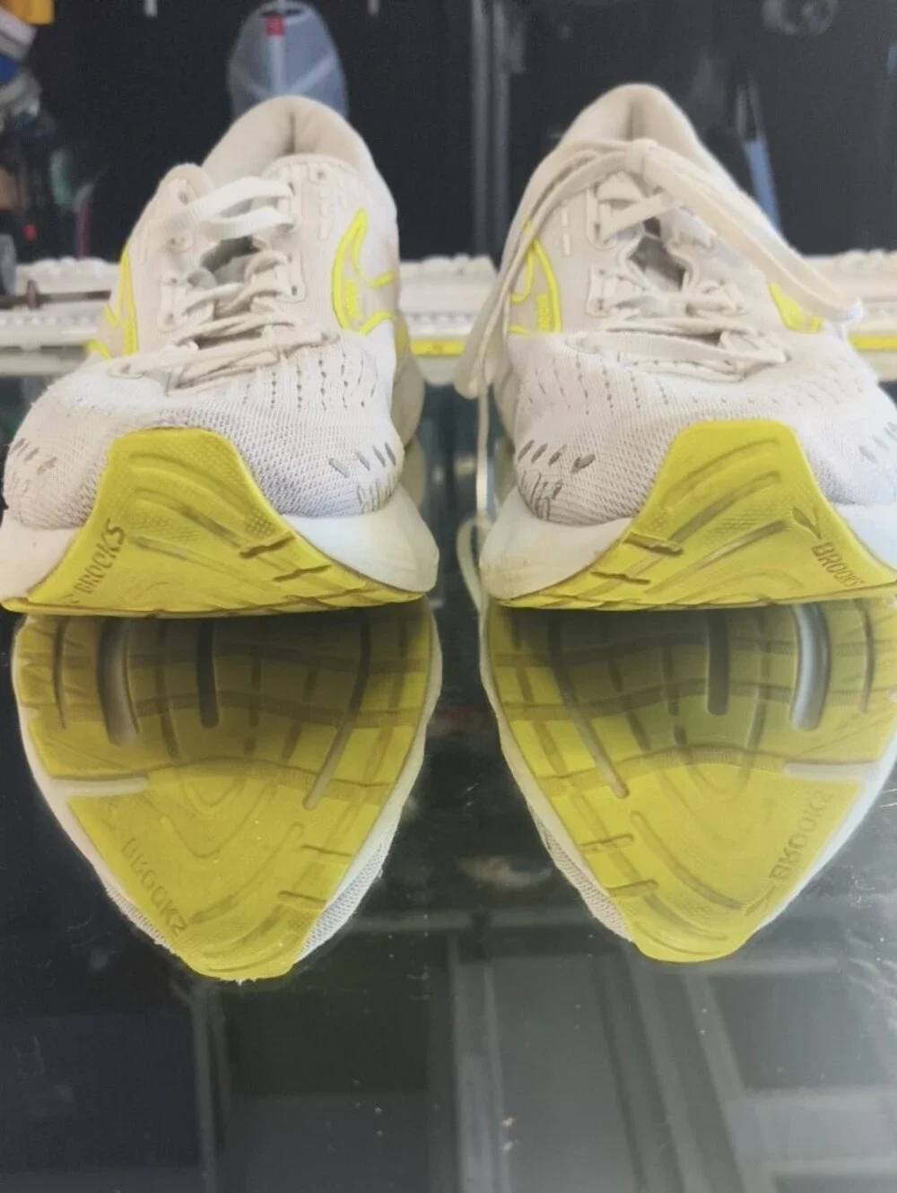Mens 12 the Brooks Glycerin GTS 20 running shoes W/ Yellow Acccents.